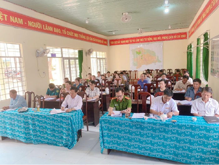Xã Ea Tir tổ chức Lễ ra quân cao điểm vận động Nhân dân giao nộp và đấu tranh với tội phạm, vi phạm pháp luật về vũ khí, vật liệu nổ, công cụ hỗ trợ.